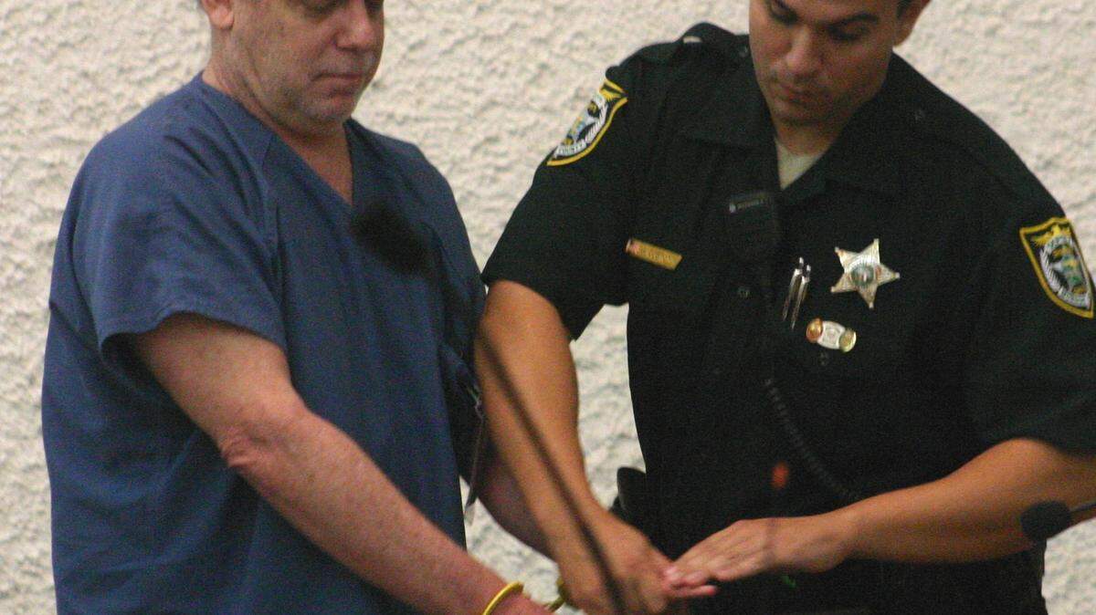 A Monroe County Sheriff’s Office deputy fingerprints William “Tom” Skinner after a judge convicted him of attempted second-degree murder in 2009.