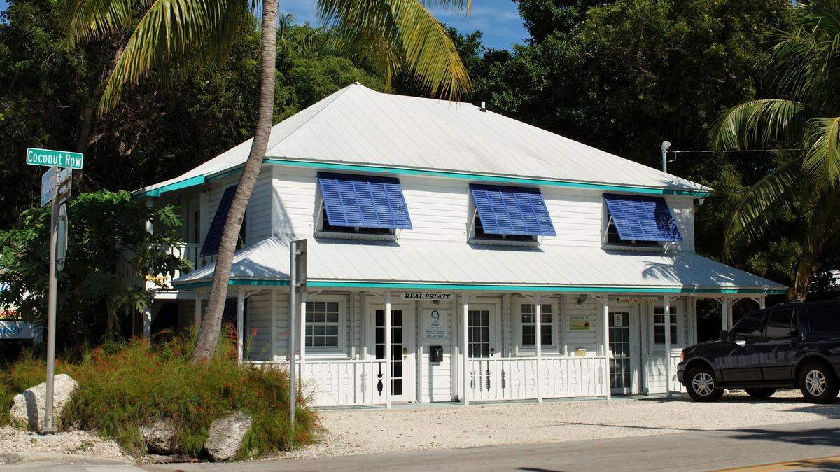 The Tavernier building located on the corner of Coconut Row and the Overseas Highway, built in the 1920s, once served as the Geiger Packing House.