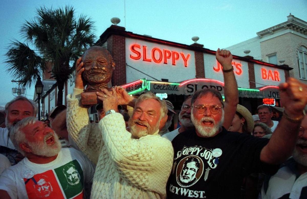 Bart Barton de Deerfield Beach, Florida, celebra haber sido escogido el ganador de 1997 del Concurso Doble de Hemingway en Key West.