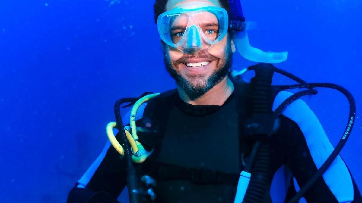 Scott Rhodes dives the Spiegel Grove.