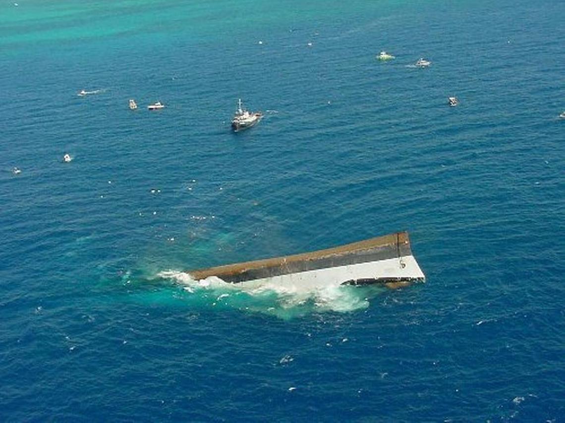 The ‘Spiegel Grove’ ended up upside down after it sank prematurely on May 17, 2002. A marine salvage company and volunteers successfully sank it on June 10, 2002.